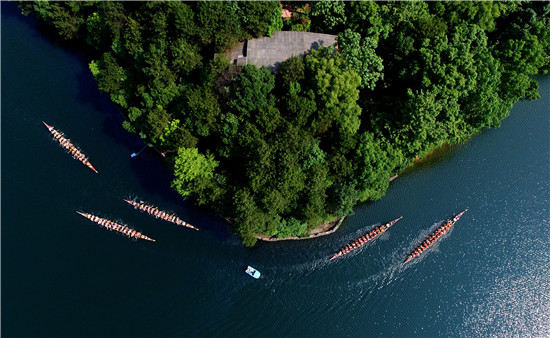 长沙石燕湖举行龙舟环岛竞速赛 迎端午佳节