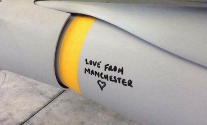 英国空军轰炸IS 炸弹写“来自曼彻斯特的爱”