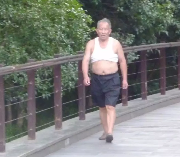 “引领”潮流的白背心，中国老男人为啥这么爱穿？