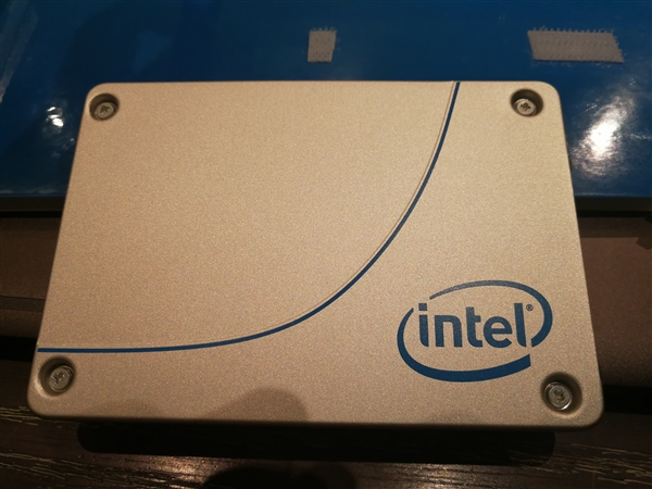 Intel发布P4501数据中心超薄固态盘！3200MB/s