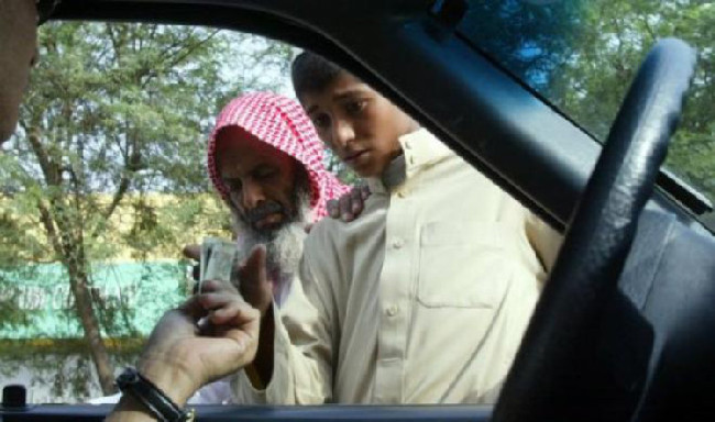 沙特乞丐们躺着赚钱 年收入高达13亿元