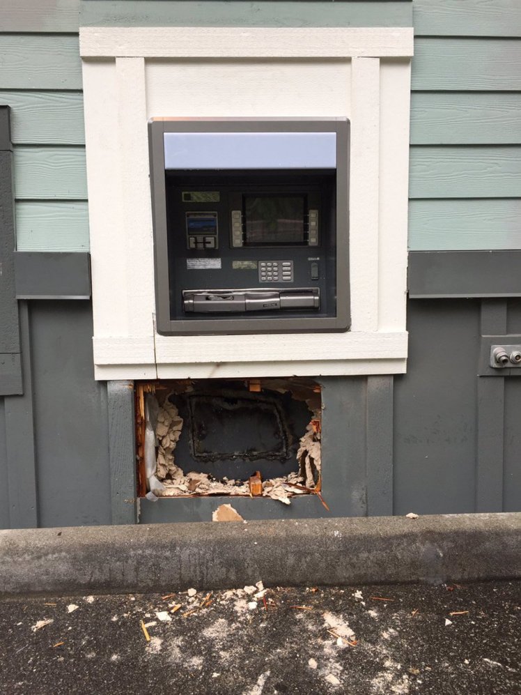 小偷火烧ATM机偷钱 结果把钱全烧光了