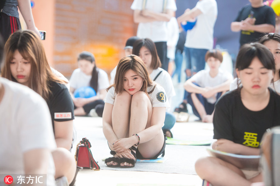 女人玩直播男人抢鸭子