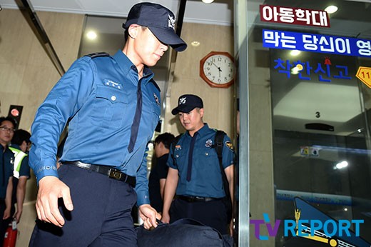 TOP服药过度生死未卜 母亲病房外守候一脸憔悴