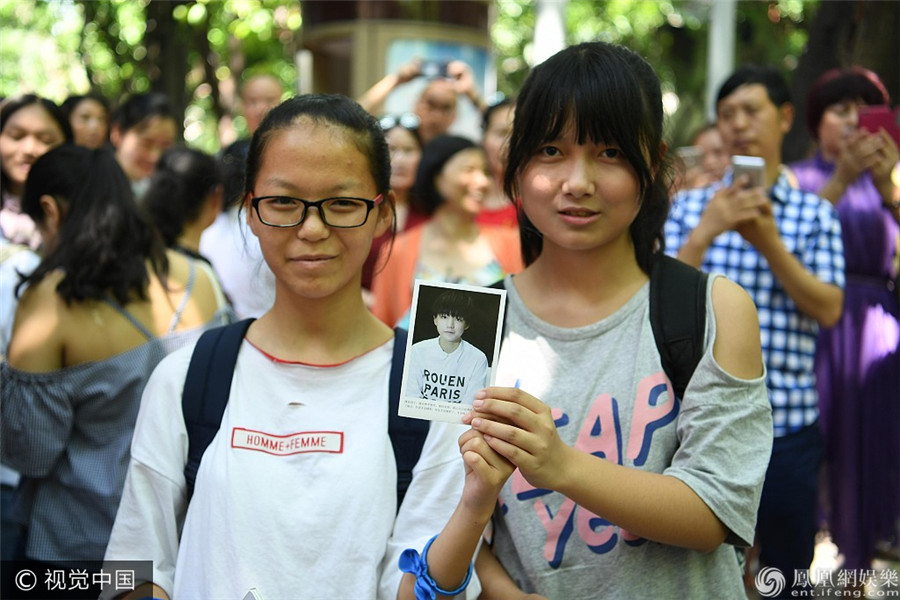 真爱粉!王俊凯重庆高考 粉丝考点理智守候