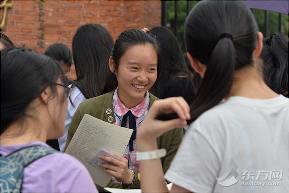 上海女生一天考完高考科目 第二天考场门口鼓励其他考生