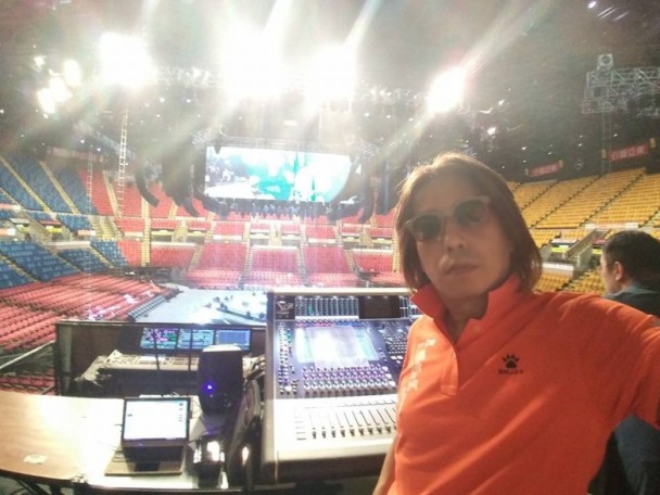 演唱会舞台倒塌,歌手受伤紧急送医,台上一片混乱