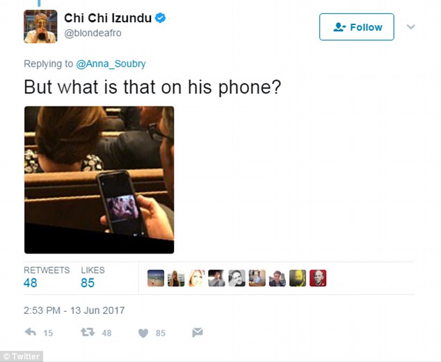 英国议会上,议员看了这张照片引发争议 (组图)