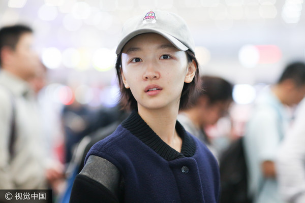 周冬雨机场素颜出镜 逆龄颜值媲美高中生(图)