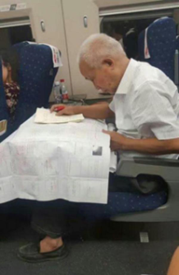 78岁院士刘先林穿旧鞋坐高铁 二等座上仍不忘备课