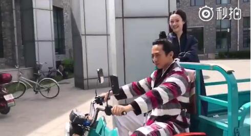 邓超骑三轮车载孙俪逛横店，还说是“最好的生活”