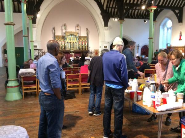 伦敦起火大楼共有120套公寓 超过200人居住(组图)