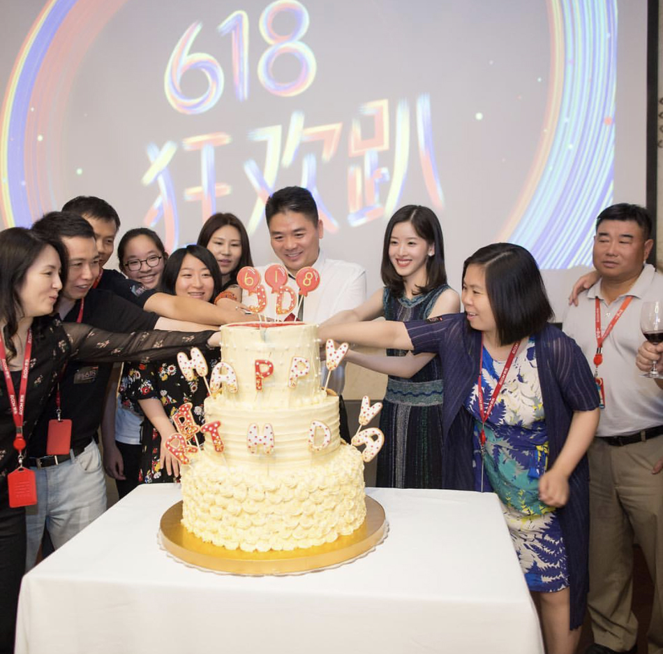 奶茶妹妹现身公司轰趴 与刘强东开心切蛋糕