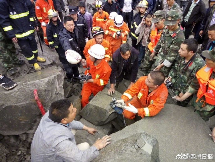 四川茂县山体垮塌救援现场群众：已成功救出两人