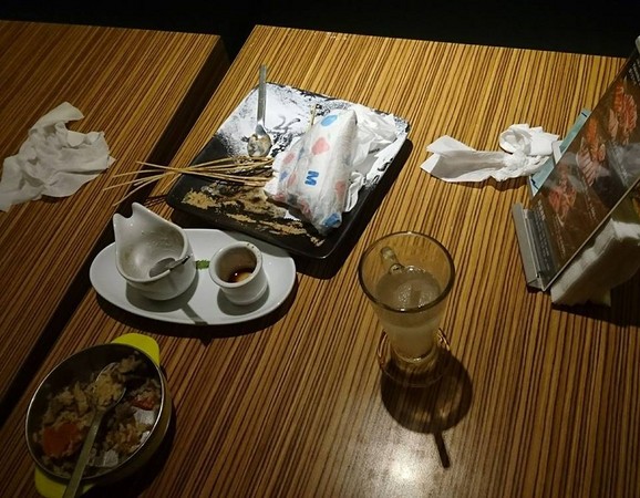 恶心！台湾熊家长把婴儿脏尿布扔在餐厅盘子里