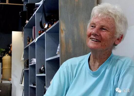 72岁英国老太成都开店帮困难人群 卖房吃过期食品