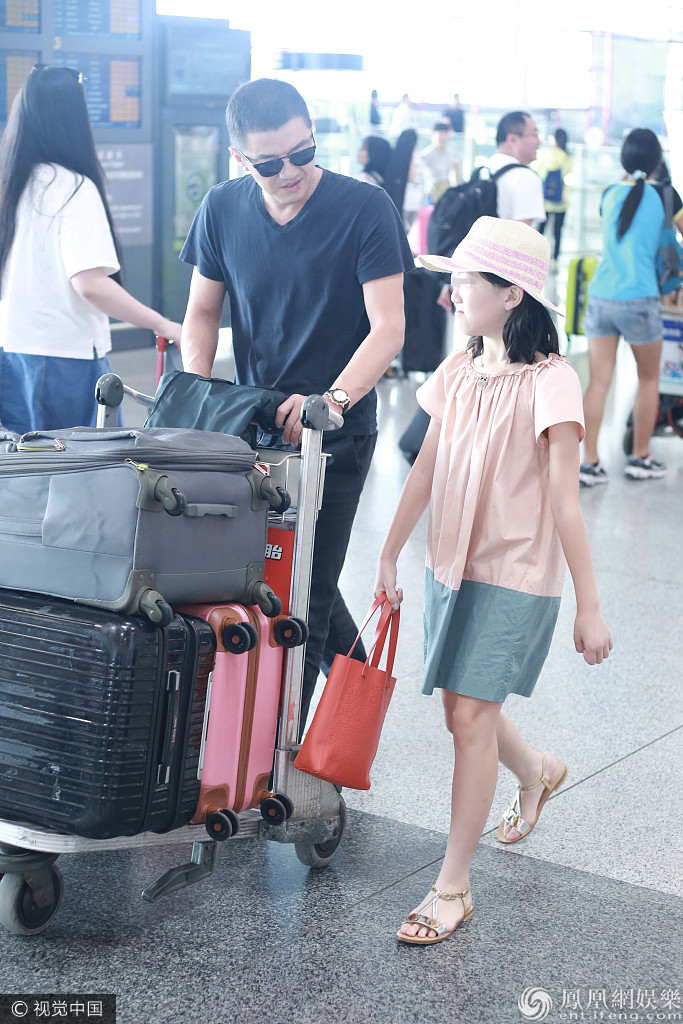 李亚鹏带女儿出游 李嫣戴礼帽化身小公主