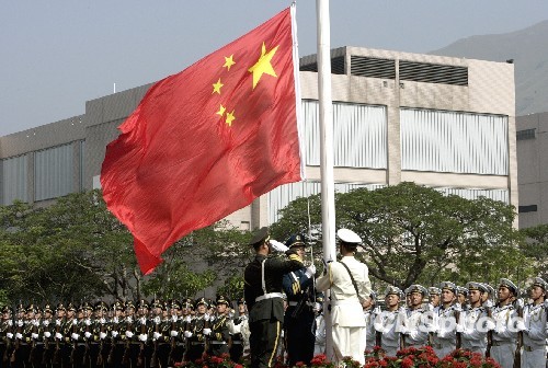 庆回归20年：驻港部队各军营举行升旗仪式
