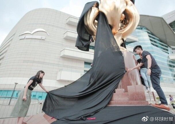 “港独”分子突袭金紫荆广场 用黑布缠住雕塑