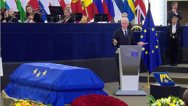柯尔葬礼举行：灵柩覆盖欧盟旗 克林顿马克龙到场