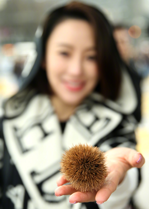 潘晓婷紧身裤秀长腿 短发甜美似少女