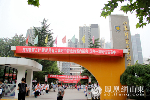 山师附中开放日,机器人小胖为您解答问题!