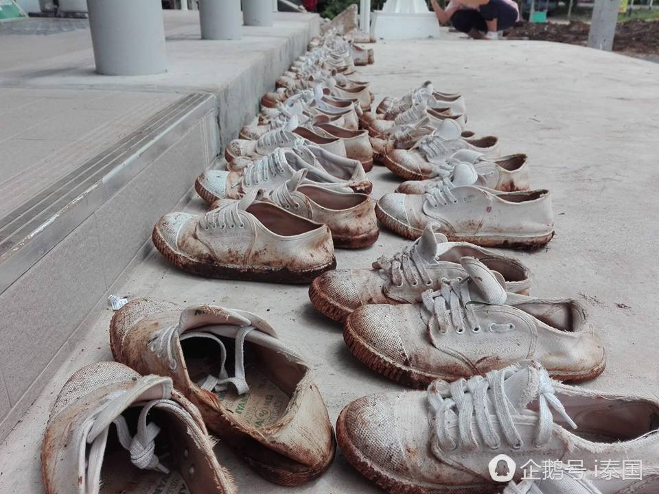 学生脱去泥鞋进商店 称怕给别人添麻烦