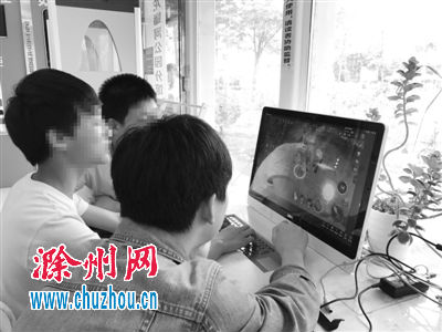 滁州自助图书馆里 孩子用电脑玩游戏_安徽频道