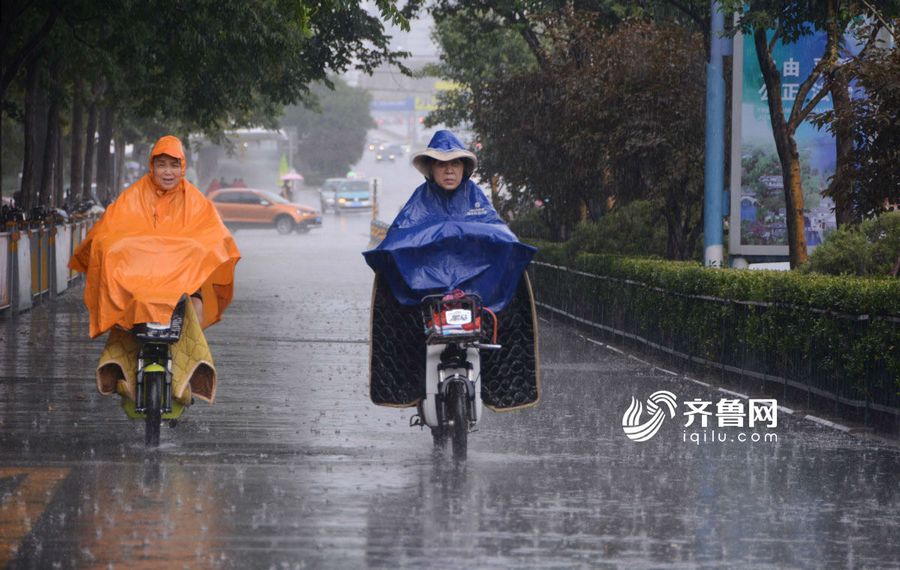 济南中午忽降大雨 市民雨中骑电瓶车狂奔