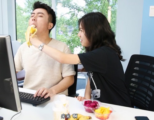 周末和女友在家玩香蕉 女友竟表示不舒服_|L