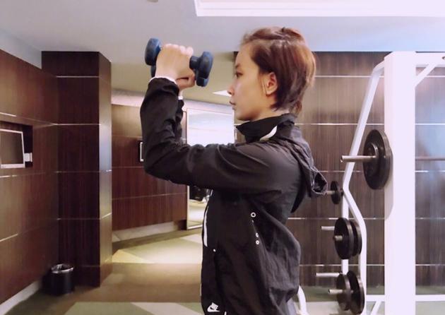 王珞丹清晨哑铃举不停 素颜健身气色好