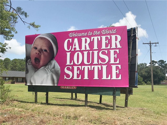这一家族137年来首次诞生女婴 广告牌上公开庆祝