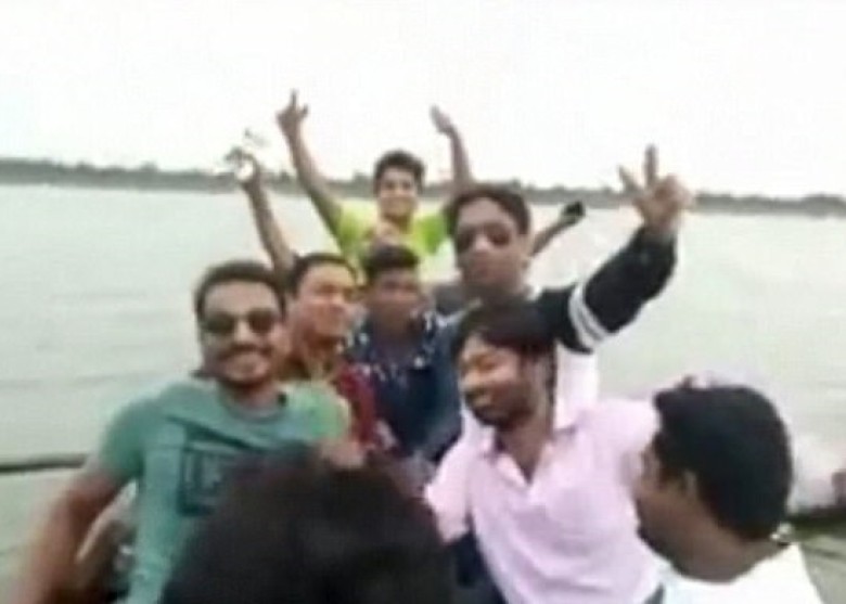 11名印度青年在小船上自拍 失衡翻船8人溺亡
