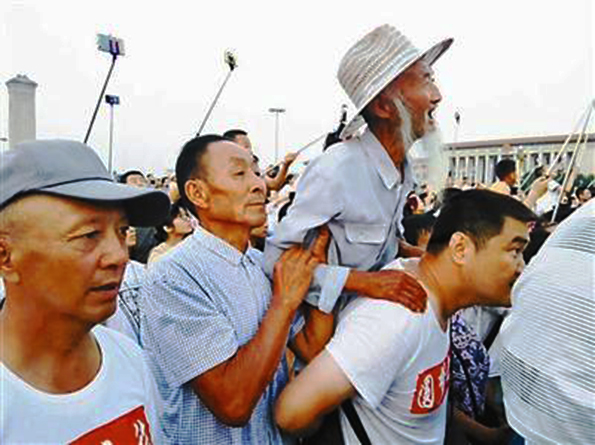 84岁老人被民警背看天安门升旗 系抗美援朝老兵