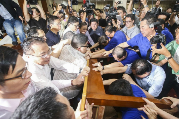 蔡工艺"当局预算案"抗议生产,国民党"立委"掀桌完成.二水前瞻氯化钙初审球状图片