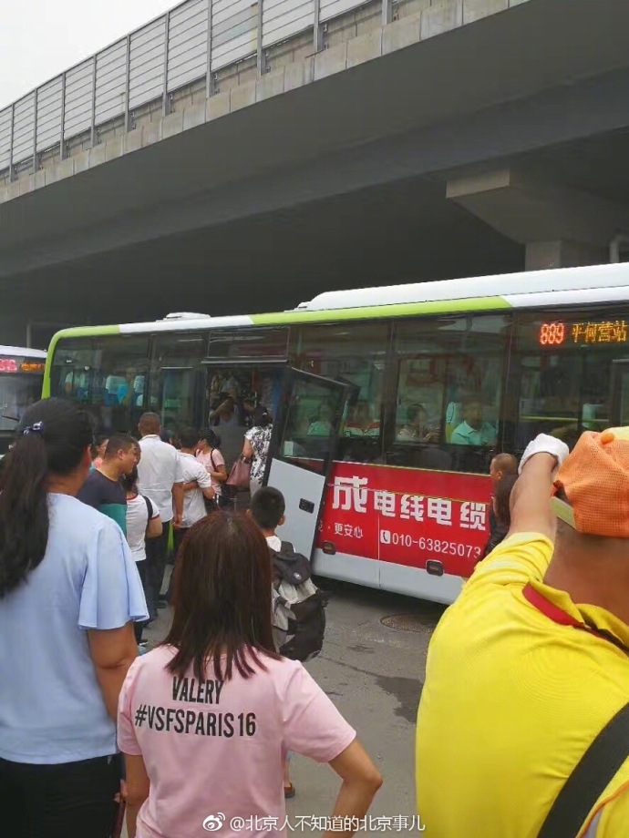 无语！北京这辆公交车门被挤掉了