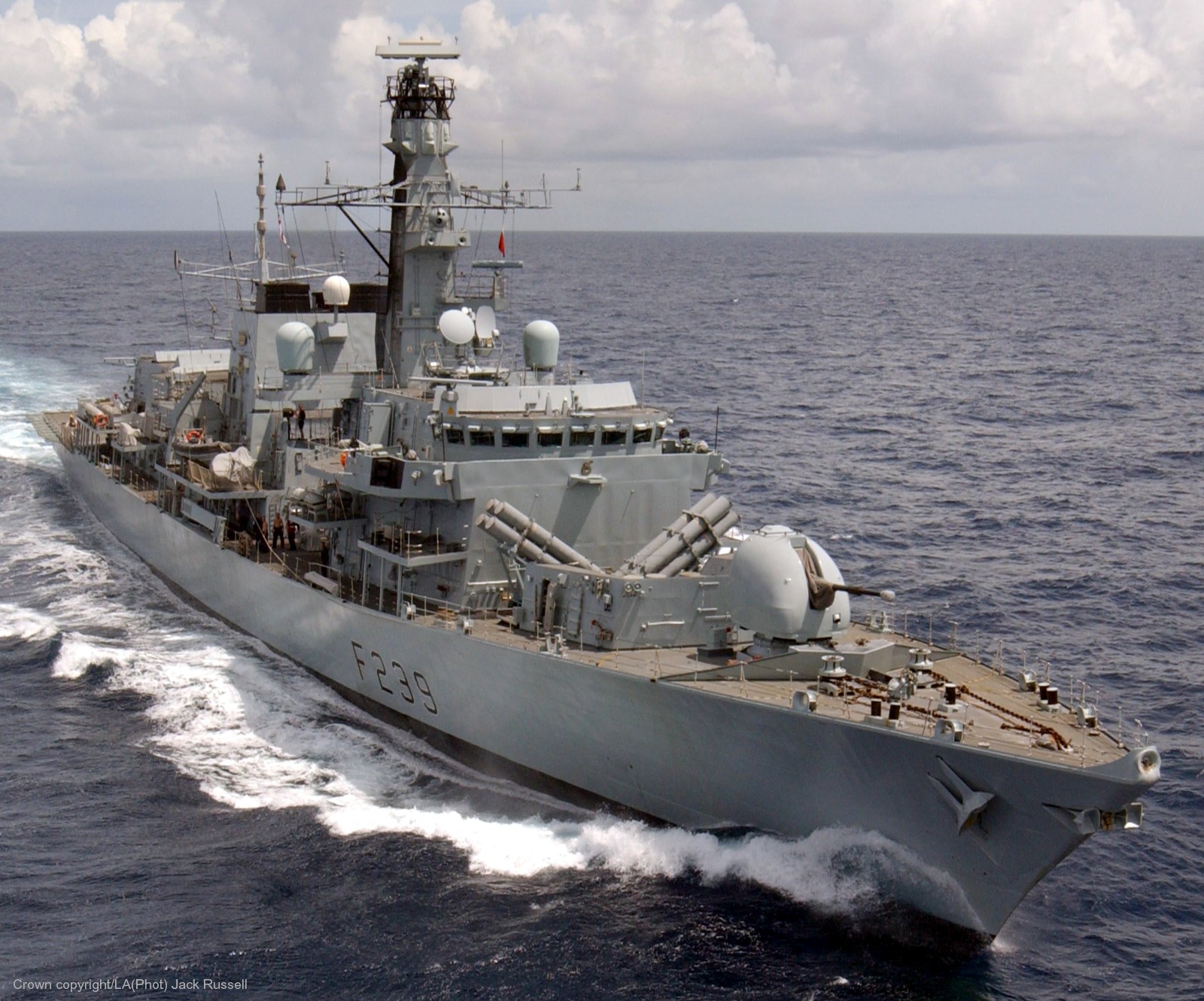 中国军舰过英吉利海峡 英军老船跟踪民众不满