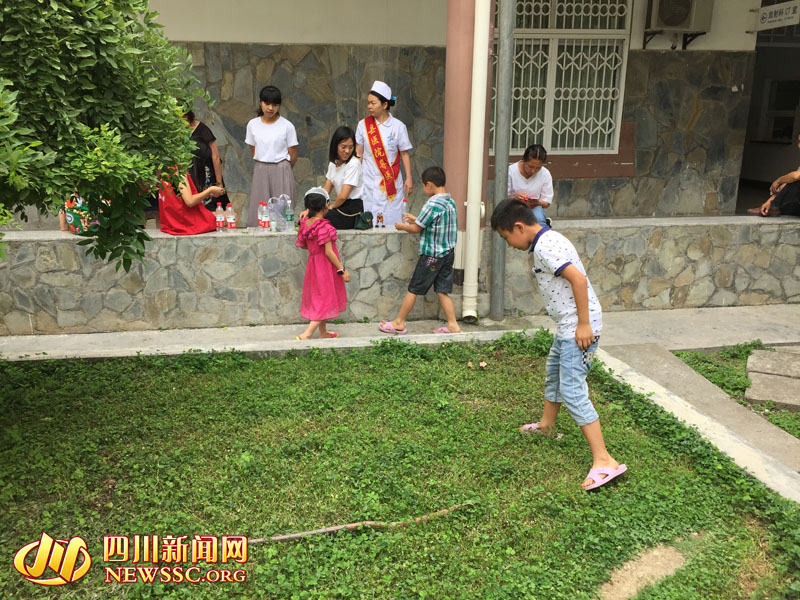 九寨沟地震：三名受伤孩子重新露出笑容
