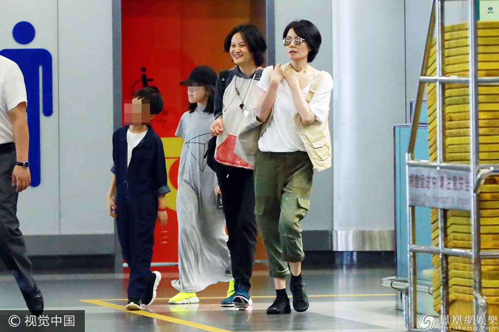 48岁王菲携女低调现身 李嫣见偷拍表情淡定