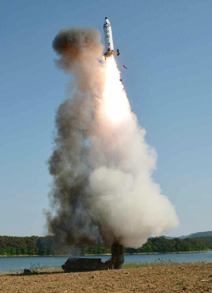 朝鲜军方：正考虑对关岛周边进行弹道导弹包围射击