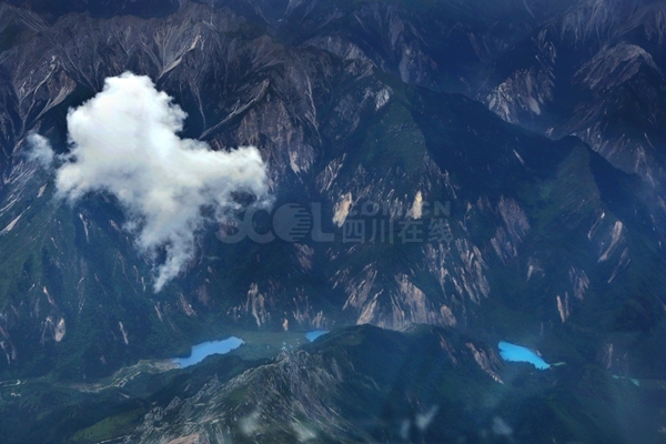 6000米高空俯瞰地震后九寨沟风光