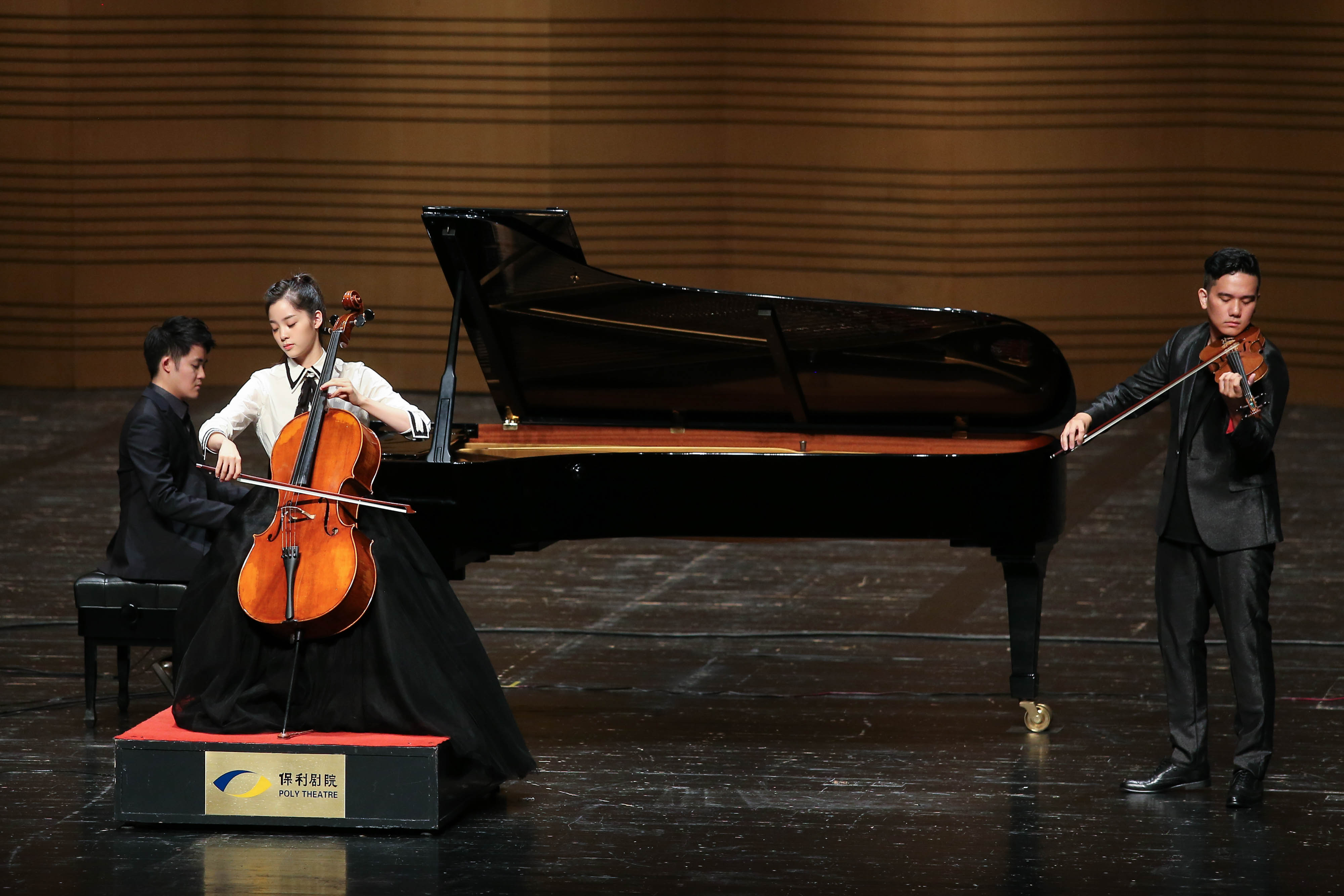 欧阳娜娜北京音乐会奏响 大提琴公主用音乐追梦