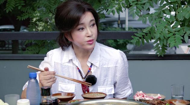 刘晓庆自曝从不减肥 录节目为老公首次下厨