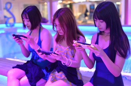 打王者荣耀 LGD女子战队泳装上阵PK飞智战队