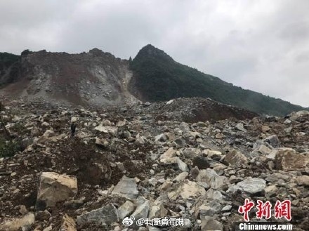 贵州纳雍山体垮塌 村民回去报信不幸被巨石砸中