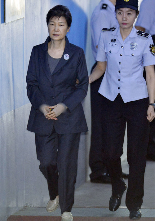 朴槿惠出院第二天又受审！未坐轮椅新鞋亮眼