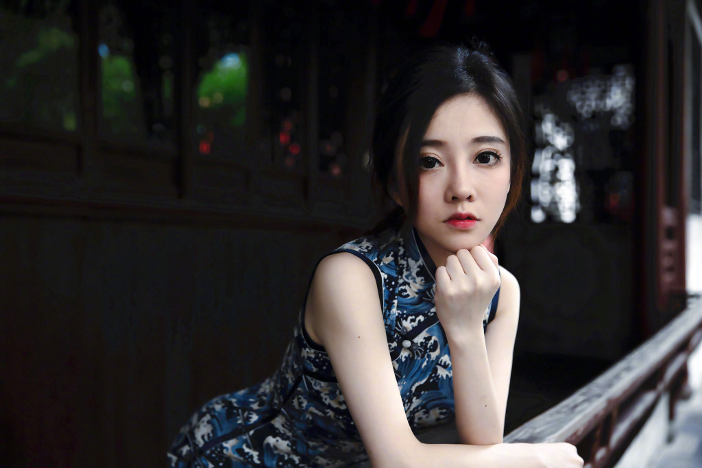 冯提莫曝性感旗袍写真