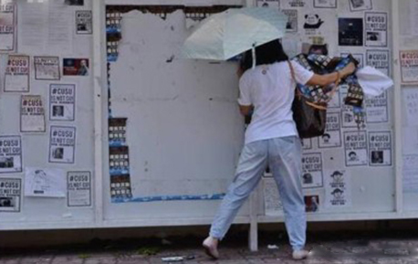 港中大再现白衣女子 秒杀“港独”海报后潇洒离去