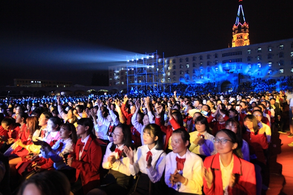 花式迎新出新招 郑州一高校办烛光迎新晚会