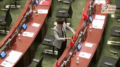 香港“倒插国旗”议员侮辱国旗罪成立 被罚5千港币